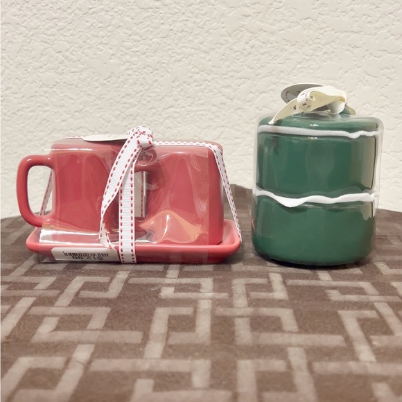 Rae Dunn red SALT & PEPPER mug shakers and green SALT & PEPPER stackers - Picture 3 of 5